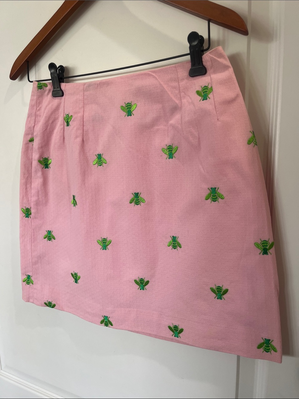 EUC Lilly Pulitzer, pink miniskirt with embroidered green bees size 2🐝